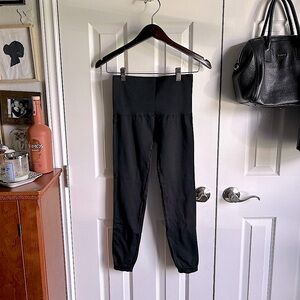 Spanx Look at me now Seamless Cropped Leggings
Black Size Medium